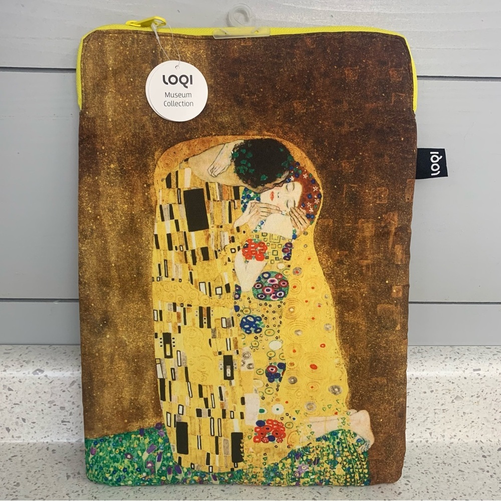 NWT Loqi Laptop Sleeve featuring The Kiss